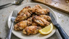 少ない油でカリカリに。フライパンで作る手羽中チキンバー(から揚げ風)