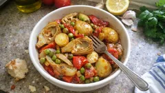 切って並べてオーブン任せ:アーティチョークと新じゃがのギリシャ風トマト蒸し焼き