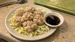 蒸し器なしでOK:白菜を敷いてしっとり仕上げる「レンチン焼売(シュウマイ)」