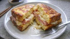 食パン1枚で満足朝ごはん：ハムチーズの甘じょっぱフレンチトースト