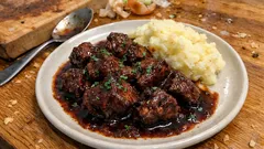 甘口赤ワインでコク深く：牛肩肉のオーブン焼き（マヴロダフネ風）