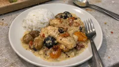 鶏むね肉がしっとり仕上がる、栗とドライフルーツの白ワインクリーム煮