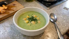 豆乳でさっぱり、抹茶香る冷製ポタージュ——さつまいもの甘みで飲みやすく