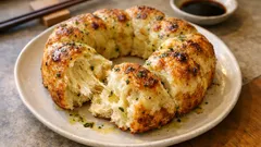 オリーブオイル香る、ふんわりチーズちぎりパン—ハーブをからめて焼くだけ