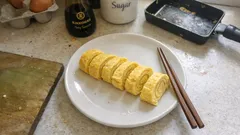 いつもの材料で断面がうずまきに。卵黄と卵白で作る「くるくる玉子焼き」レシピ