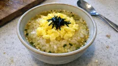 火を使わずレンジで完成:ふんわり炒り卵のせ卵お茶漬け(忙しい朝に)