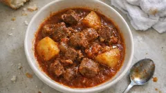 ギリシャの家庭煮込み「ヤフニ」—ヤギ肉をトマトでコトコト、じゃがいもにソースを吸わせる作り方