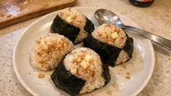 混ぜて握るだけ!おかかチーズマヨおにぎり—白だしで冷めてもおいしい