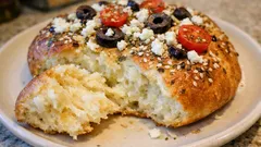 エアフライヤーで焼くギリシャ風チーズブレッド「ティロプソモ」—フェタ×トマトで香ばしく