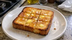 材料3つ、焼いて塗ってふるだけ。じゅわっと塩バタートーストの作り方