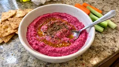 鮮やかピンクのビーツフムス：ひよこ豆をブレンダーでなめらかディップに