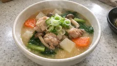 豚汁の鶏肉版「鶏汁」—鶏ももを先に炒めて、だし薄知らずの具だくさん味噌汁に