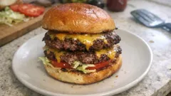 外カリッ中ジューシー！家で作るスマッシュバーガー—強火で押し焼きのコツ