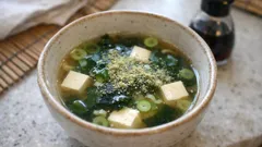 いつもの味噌汁が一段おいしくなる—仕上げに「こんぶ茶」小さじ1/2の簡単アレンジ