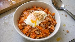 ピーラーで時短：にんじんのホットサラダをツナ卵でふんわり仕上げる