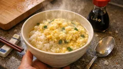 火を使わず3分:フリーズドライ卵スープで作る「雑炊風かけごはん」