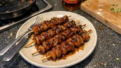 冷凍こんにゃくで鶏皮風に？カリッと香ばしい「こんにゃく串」焼き肉のたれで簡単