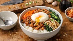 焼肉のタレで味が決まる、豚ひき肉と野菜の簡単ビビンバ丼—温泉卵でまろやか