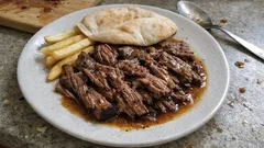 包み焼きでしっとり柔らかく：スパイス香るプルドビーフ（肉汁もソースに）