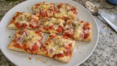 発酵なしで気軽に手作り:子どもが喜ぶトマト×チーズ×ハムの簡単ピザ