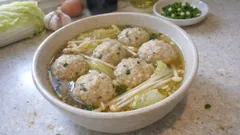 丸めない鶏団子スープ：フライパンで混ぜて切るだけ、洗い物も少なめ