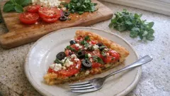 トマトの水分を飛ばすだけ—フェタとハーブ香る「簡単トマトパイ」の作り方