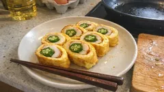 断面がきれいに揃う:ちくわにオクラを詰めて巻く「オクラ入り玉子焼き」