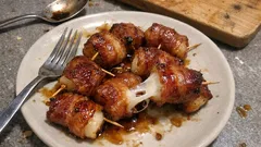 余ったお餅がごちそうに：ベーコン巻き餅の甘辛だれフライパン焼き